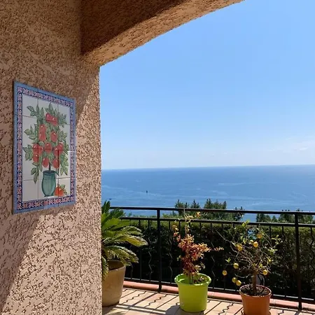 Dom wakacyjny Beautiful With Sea View And Pool Saint-Raphaël
